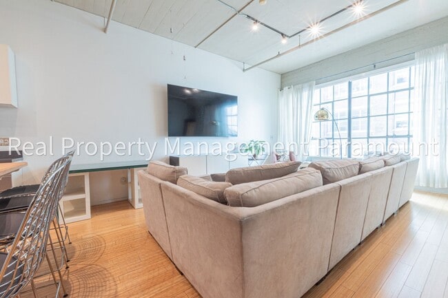 Photo - Downtown Art District Studio for Rent | High Ceilings, Hardwood, In-Unit Laundry Unit 502