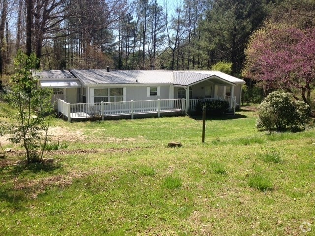 Building Photo - Large Updated Three Bedroom Rental