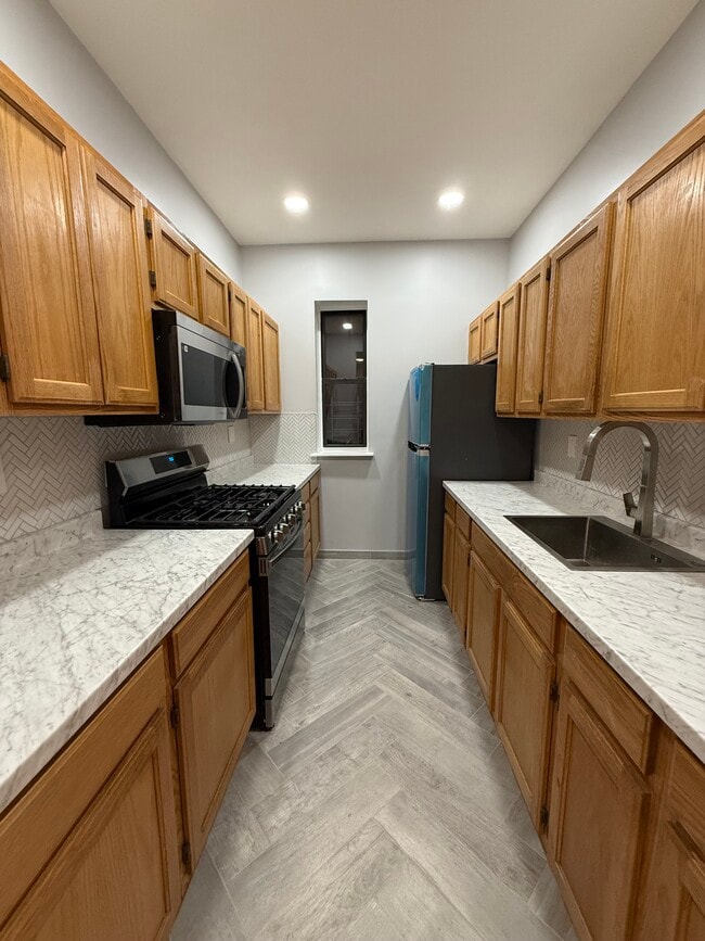 Building Photo - 982 Dumont Ave