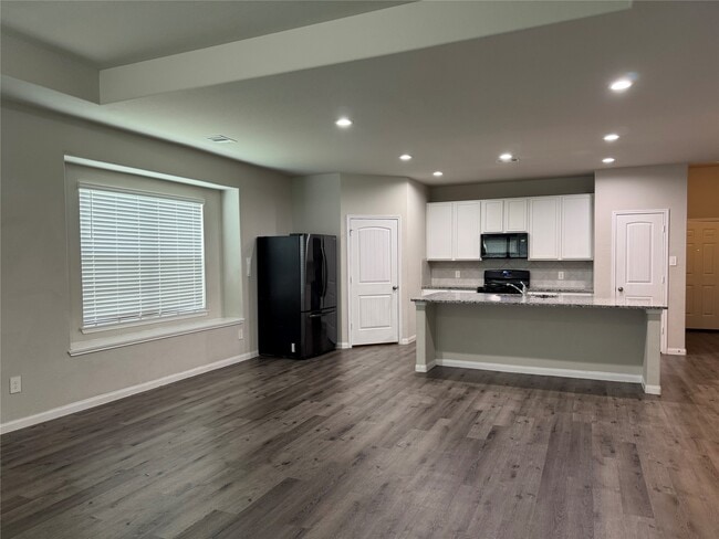 Building Photo - 305 Black Bear Dr