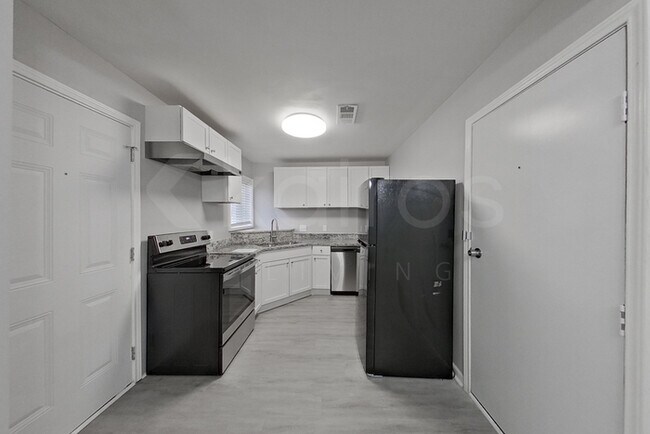 Photo - 230 E Colonial Dr