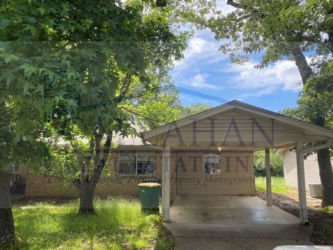 Building Photo - 8307 W Woodview Dr Unit B