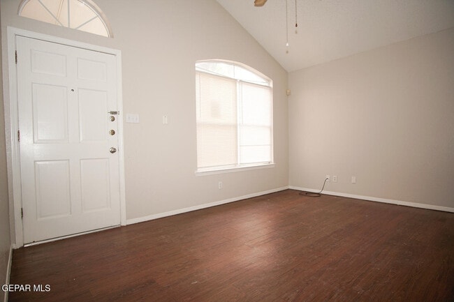 Photo - 10957 Chippendale Ave