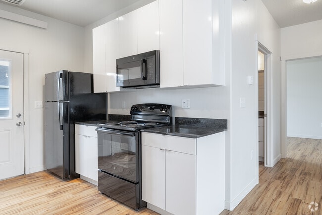 2BR, 1BA - 784SF - Kitchen