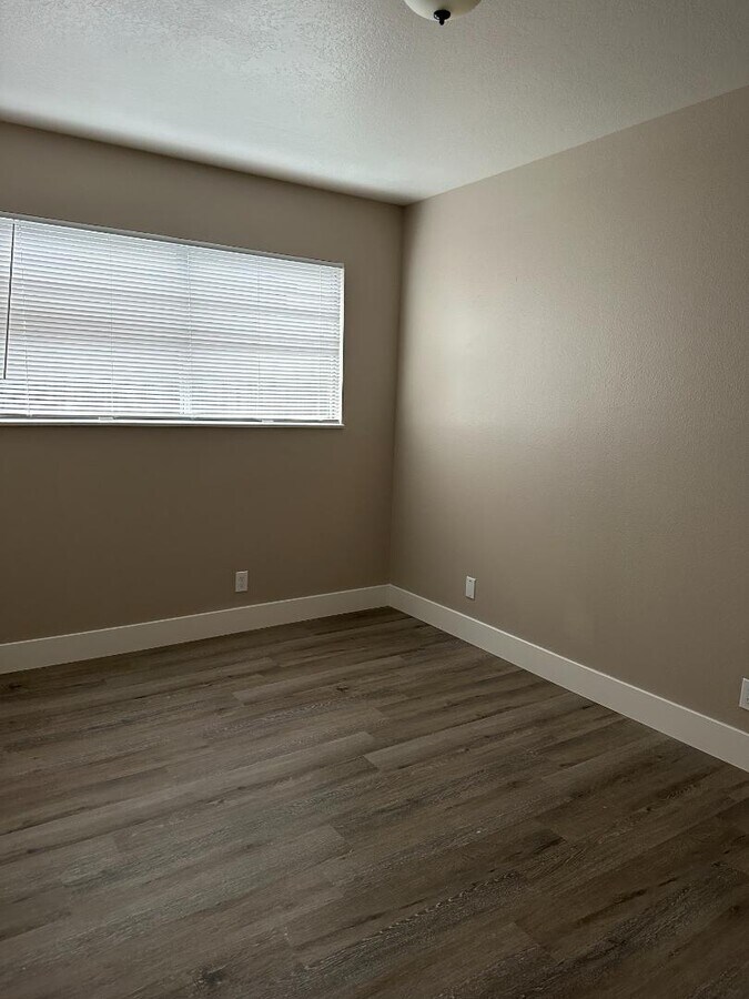 Photo - 930 N Van Buren St