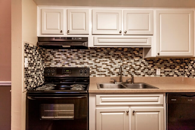Kitchen - The Avenue Apartments