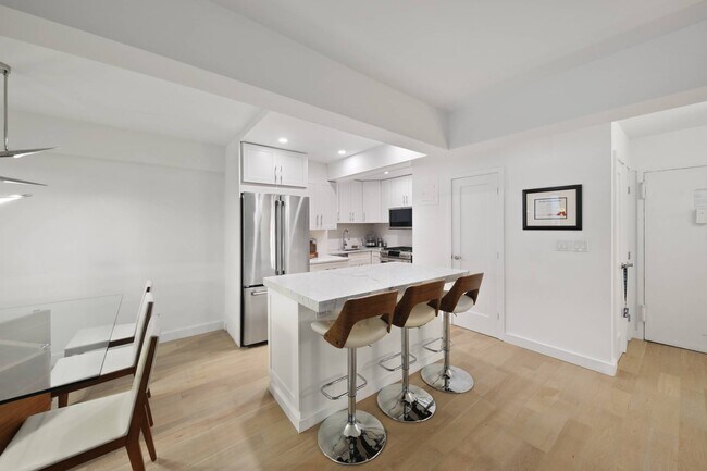 Photo - 100 W 57th St