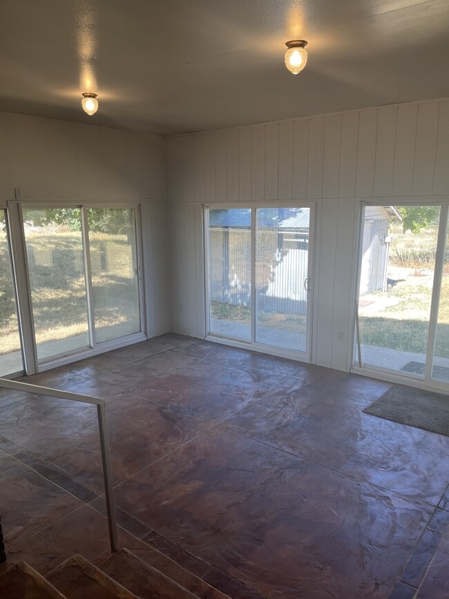 Photo - 365 E Main St