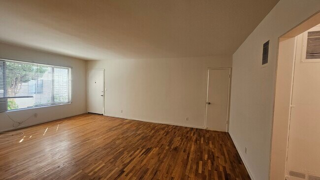 Photo - 618 Hayworth Ave Unit 3