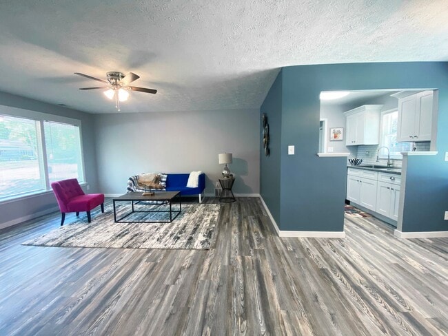 9608 W Ridgewood Dr