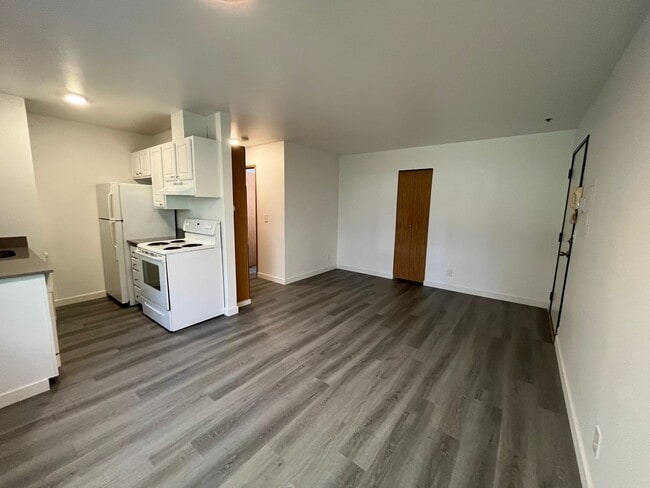 Building Photo - 9227 Interlake Ave N Unit 4
