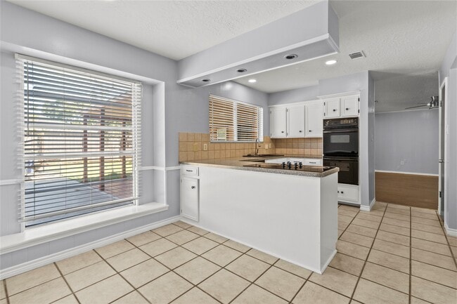 Photo - 2202 Colonial Ct N