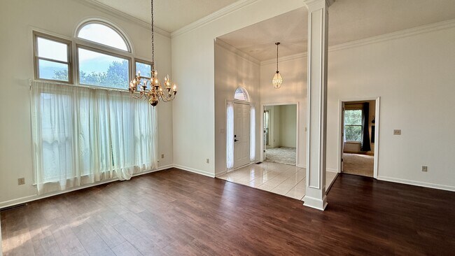 Photo - 113 Nobleton Ln NW