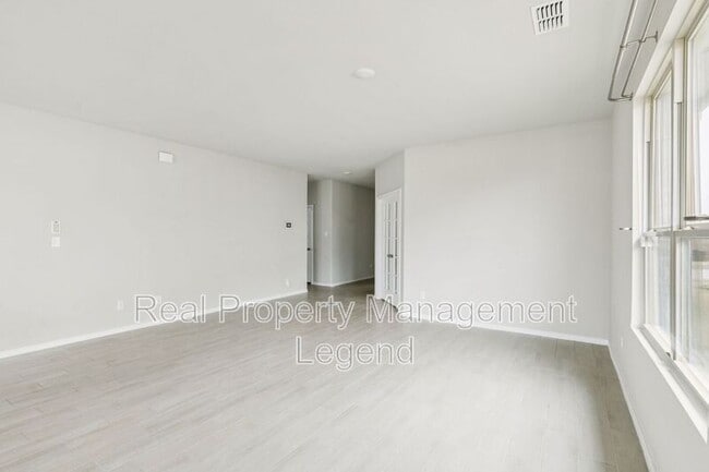968 Ravenwood Ln