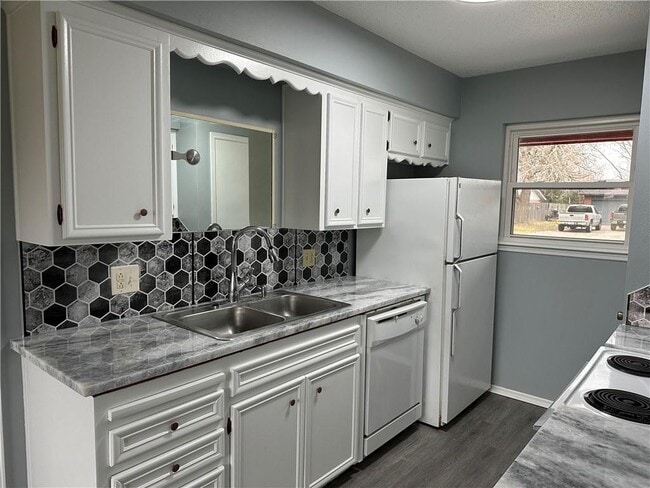 Photo - 2011 Ina Ave