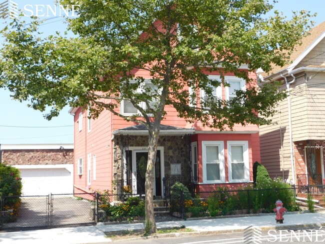 Building Photo - 329 Washington St Unit 2 Rental