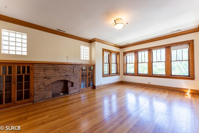 5325 W Montrose Ave Unit 2