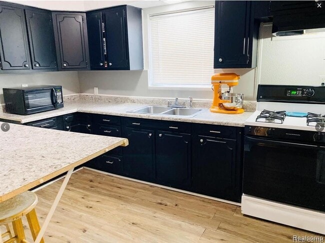 Photo - 11227 Packard Ave