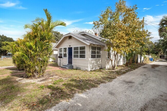 Photo - Cute 3bdrm/1bath House ** Section 8 OK ** $1995.00** Move in by December 31st and get 1 month Fre...