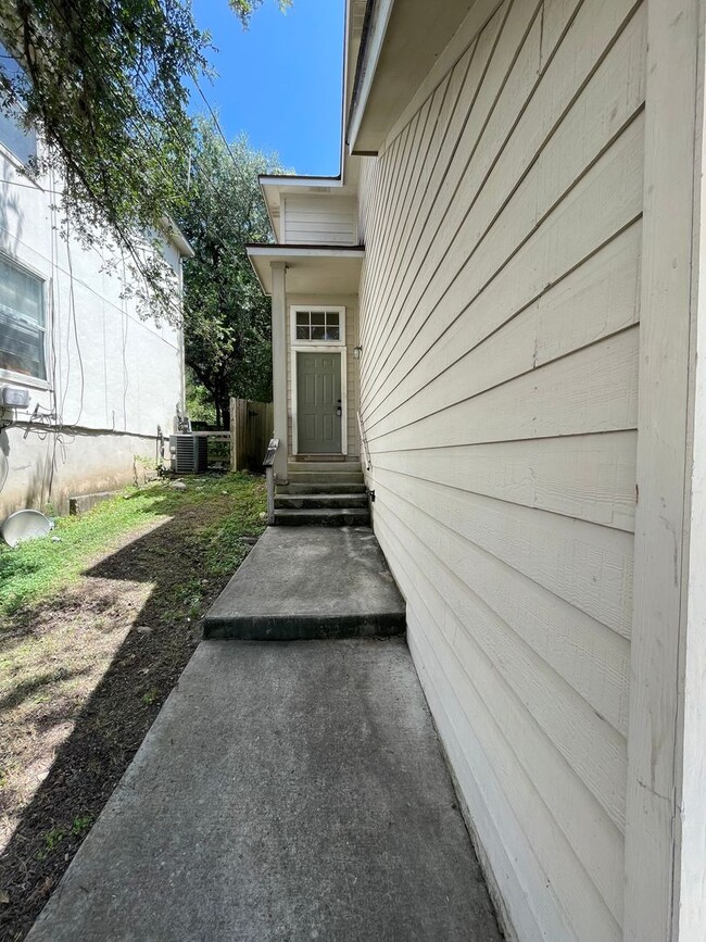 Photo - 933/935 Unit 933 Sagewood Trail