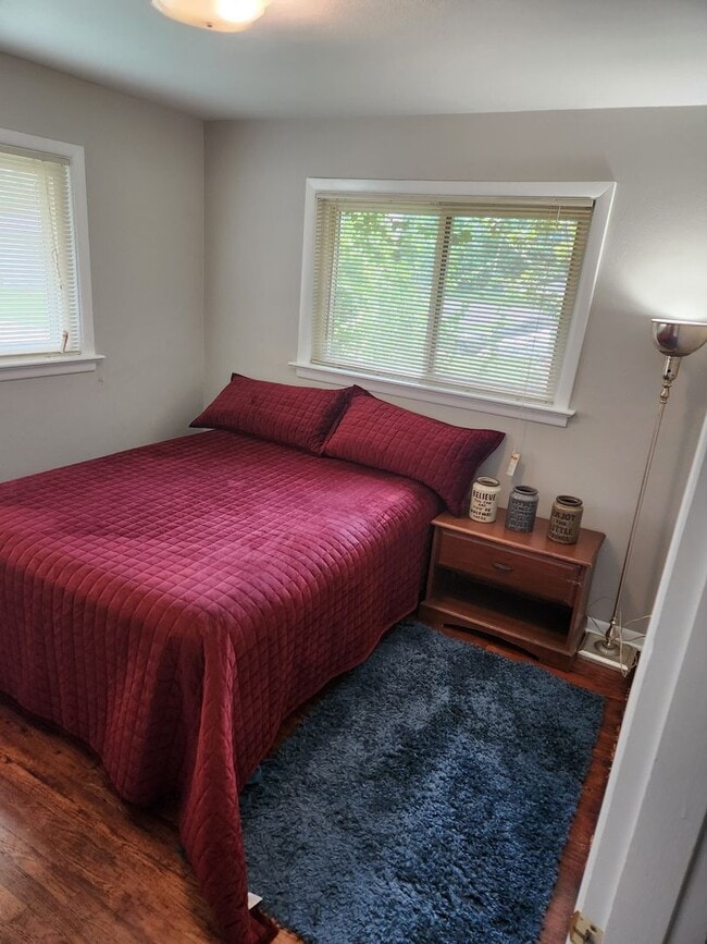 Building Photo - 1 Private Bedroom 1 Shared Bathroom Unit 1B