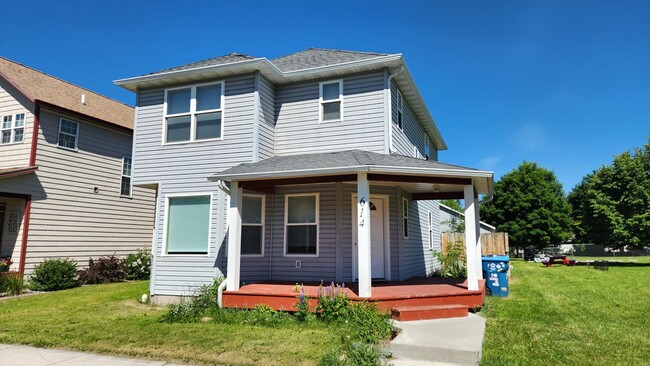 Beautiful House with Yard and Pets Considered - Beautiful House with Yard and Pets Considered