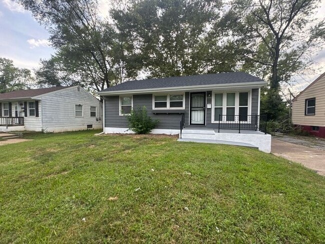 Building Photo - 3 bedroom 1 bathroom single-family Rental