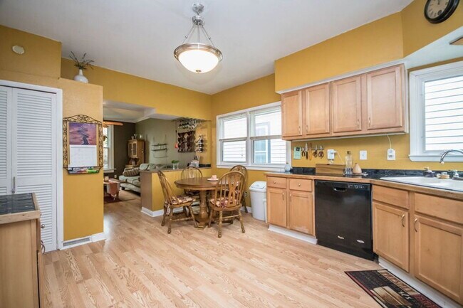 Photo - 627 E Potter Ave