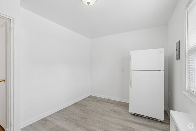 2BR, 1BA - 700SF - Kitchen