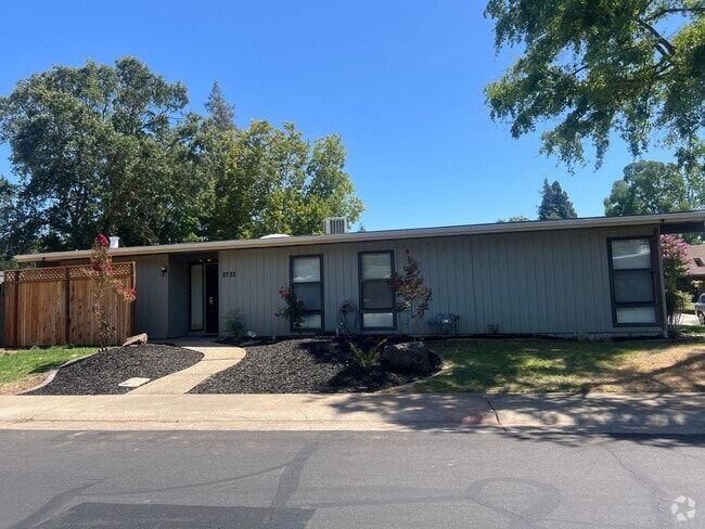Building Photo - Old Elk Grove 1/2-Plex Rental