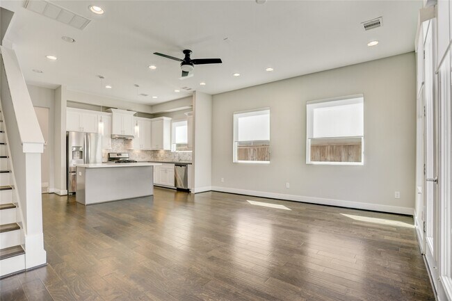 Photo - 2413 Chapman St