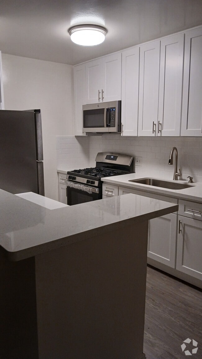 Building Photo - 3293 Cahuenga Blvd W Rental