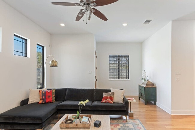 Photo - 1803 E 18th St Unidad ID1254576P