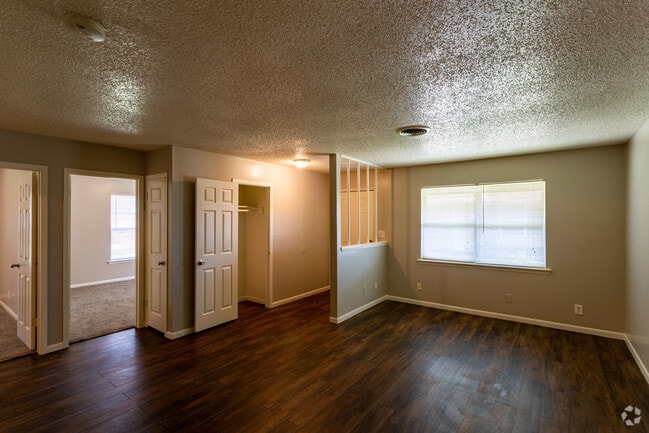 C: 2BR / 1BA Remodeled - 839 SF - The Park @ 12Twenty