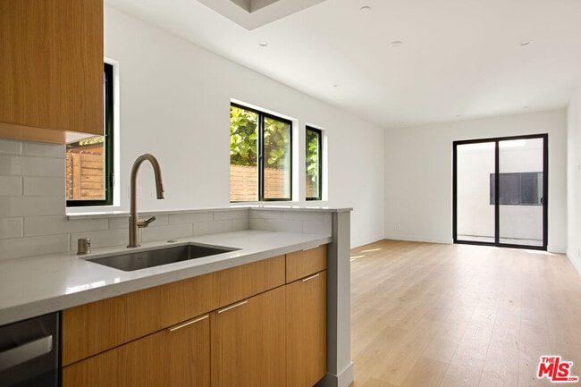 Building Photo - 2671 Benedict St Unit 3/4