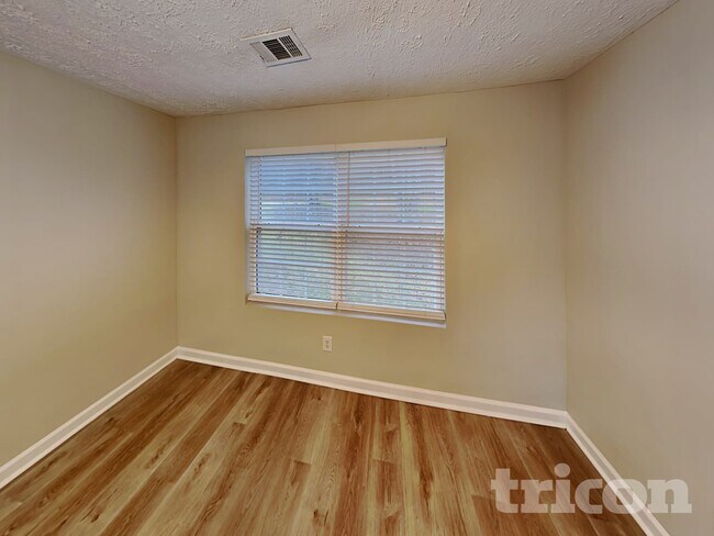 Photo - 156 Bridgestone Ln