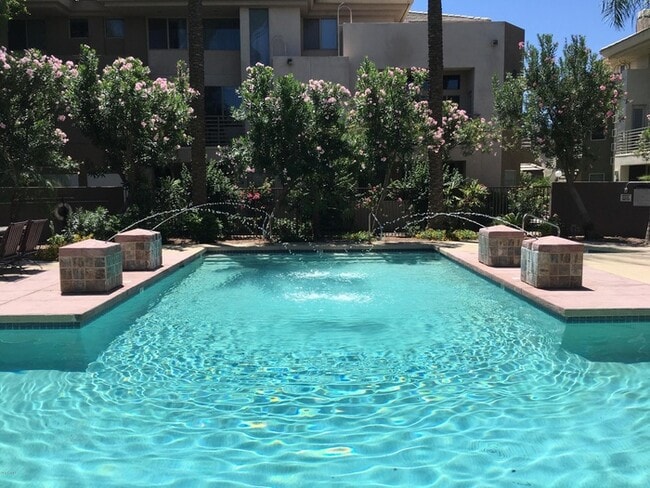 Building Photo - Stunning 2-bedroom 2-bath Condo with a 1 car garage Unit APT 204