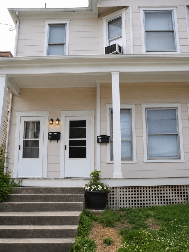 Building Photo - 205 1/2 Montgomery Unit C