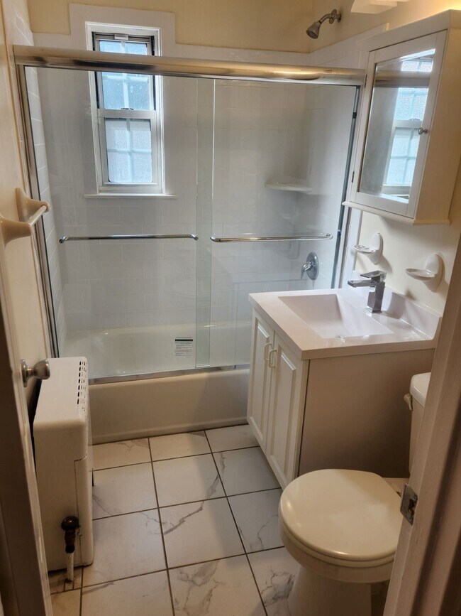Bathroom - 3 Rm, 1 Bd, 1 Ba, Reno 3