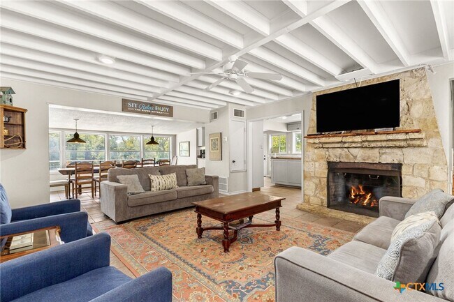 Photo - 1105 Lakeview Dr