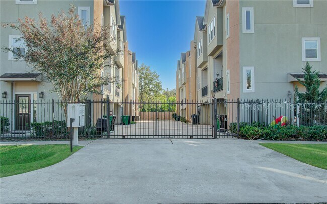 Building Photo - 1138 W 26th St