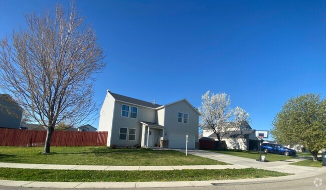 Building Photo - Huge Family Home