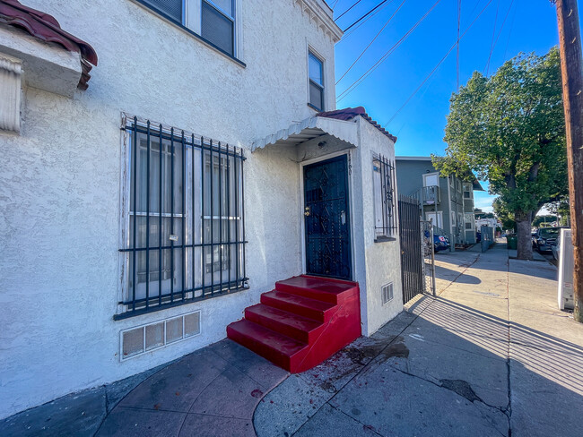 Building Photo - 1452 W 39th St