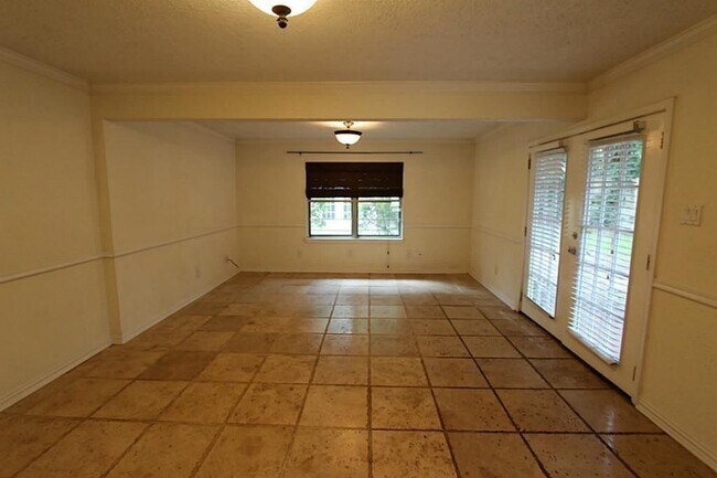 2215 Lamonte Ln
