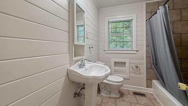 Photo - 2206 White Oak Dr