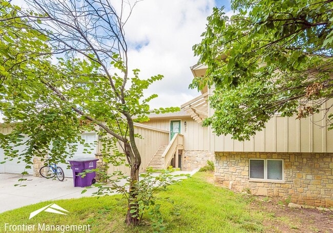 Building Photo - Beautiful 2 bedroom duplex located on the West side of Manhattan!