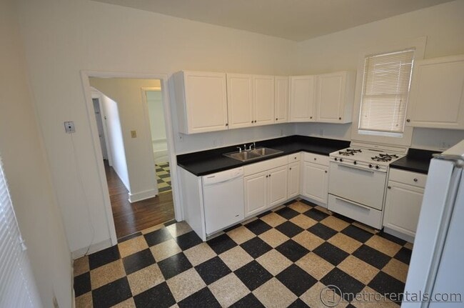 Kitchen - 399 E Oakland Ave Unit 399