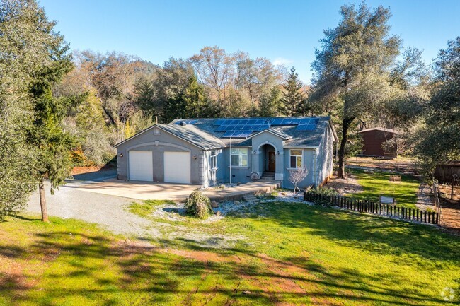 Building Photo - Beautiful Home w/ Acreage in N. Redding!!!