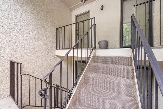 Photo - 115 Rosaire Pl NW