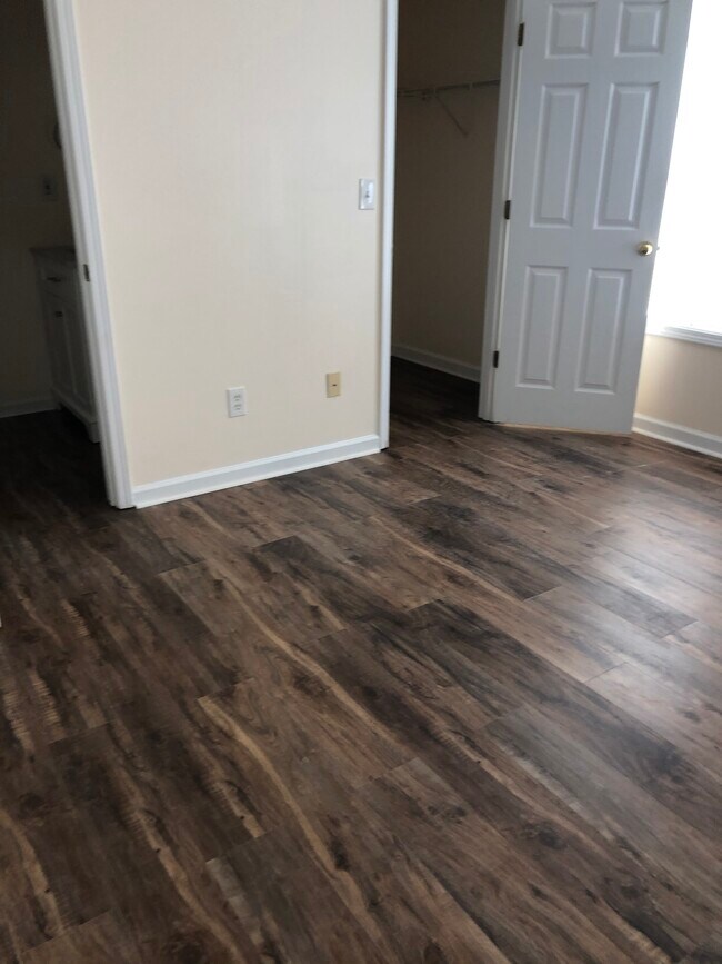 Dormitorio con baldosas de vinilo de lujo - 4424 Logan Way